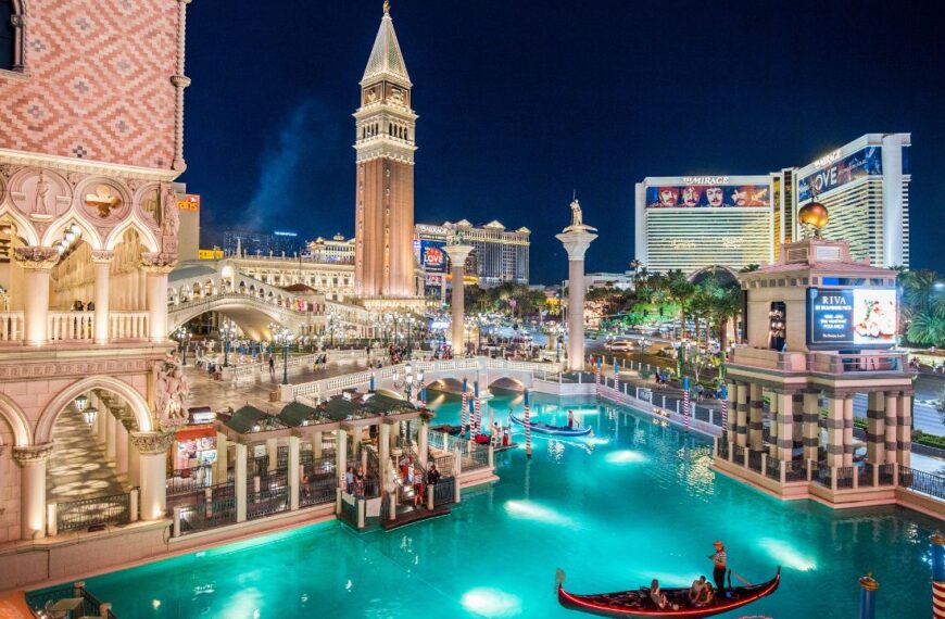 What are the most Instagram-worthy spots in Las Vegas for the perfect travel photos?