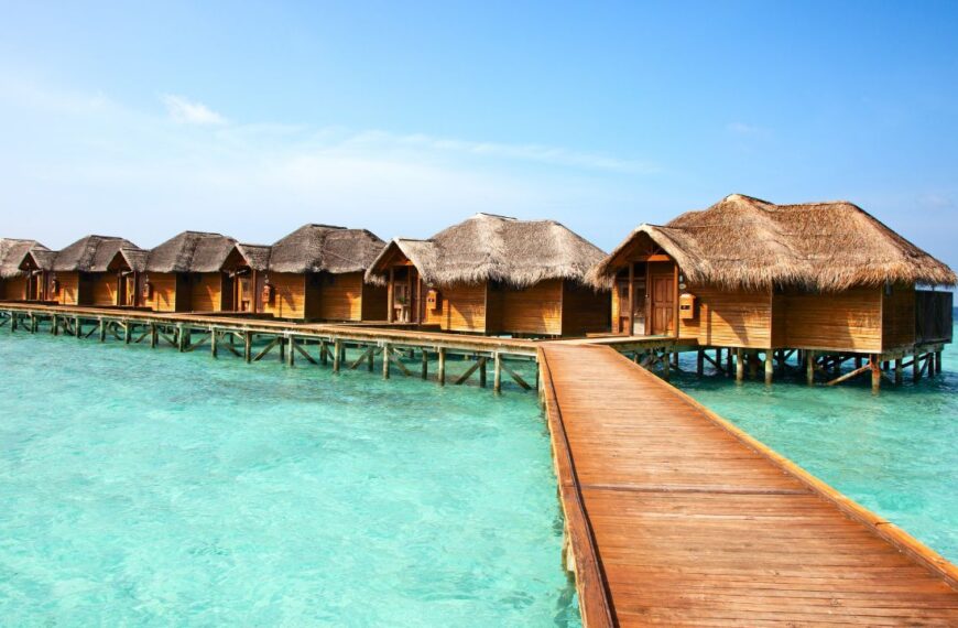 What are the most luxurious resorts in the Maldives and what make them special?